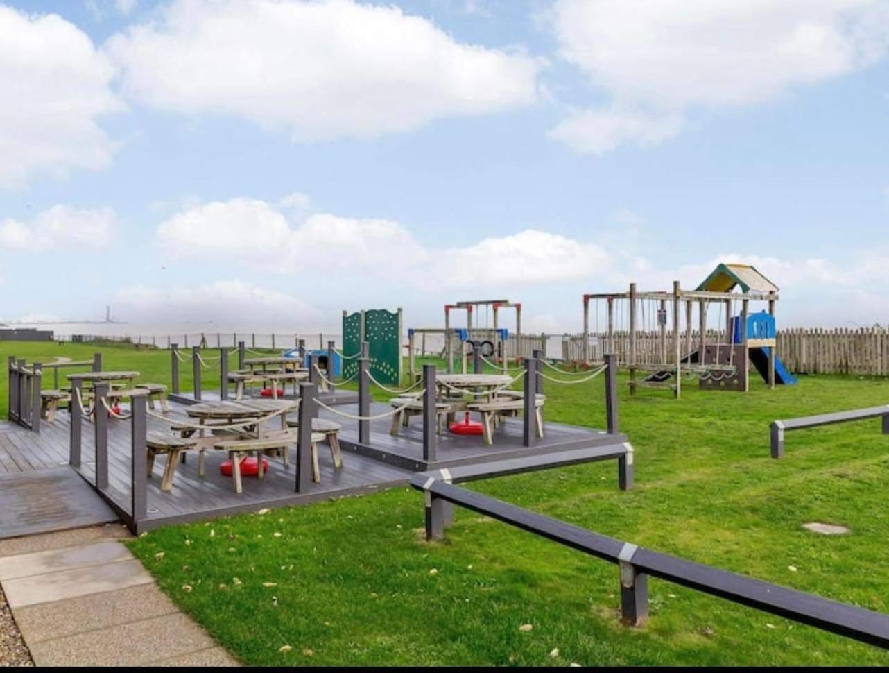 Villa Sea View 3-Bed Heated Pool Eat Bar Kids Park Lowestoft Exterior foto